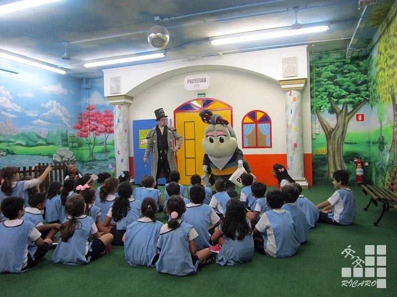 Estudantes do colégio reunidos para uma apresentação cultural