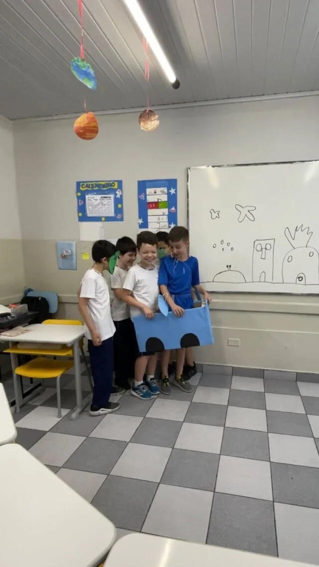 Estudantes do Rícaro apresentando uma adaptação teatral criada em equipe